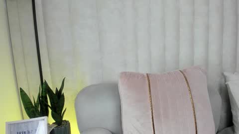 Snapshot of 1m_emily chatting on November 18, 9:41 pm . online show from November 18, 9:41 pm