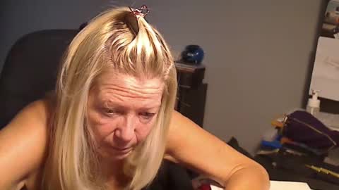 Snapshot of 1xtrahornyone chatting on December 10, 3:22 pm Susan online show from December 10, 3:22 pm