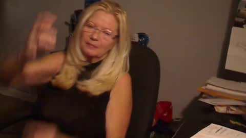 Snapshot of 1xtrahornyone chatting on December 19, 2:01 am Susan online show from December 19, 2:01 am