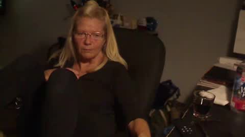 Snapshot of 1xtrahornyone chatting on December 28, 2:54 am Susan online show from December 28, 2:54 am