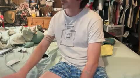 Snapshot of 69j0hndo chatting on October 29, 2:14 am FUCKR online show from October 29, 2:14 am