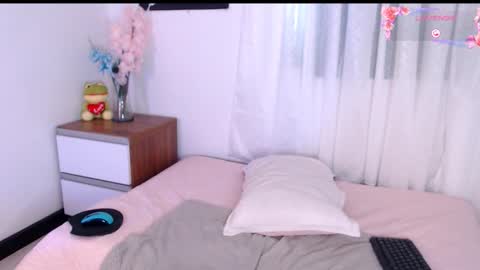 Mia online show from November 21, 3:54 pm