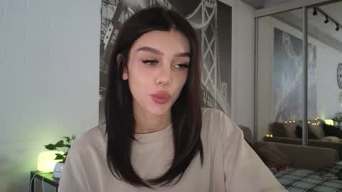 Snapshot of 9west chatting on September 15, 10:37 am KARINA online show from September 15, 10:37 am