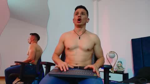 Snapshot of _andrewfalcon2 chatting on October 6, 7:44 pm _andrewfalcon2 online show from October 6, 7:44 pm