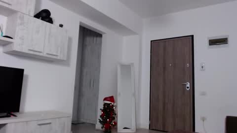 Snapshot of _dylangreen chatting on December 21, 9:01 am Dylan online show from December 21, 9:01 am