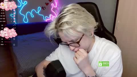 chloue and Gretta online show from November 8, 8:14 am