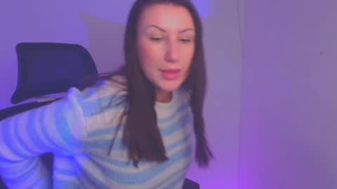 Snapshot of _emma_lay chatting on December 22, 7:11 am Emma online show from December 22, 7:11 am