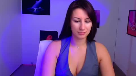 Snapshot of _emma_lay chatting on February 3, 4:10 pm Emma online show from February 3, 4:10 pm