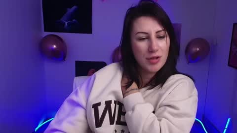 Snapshot of _emma_lay chatting on February 12, 4:22 pm Emma online show from February 12, 4:22 pm