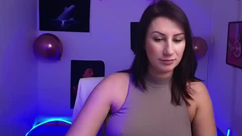 Snapshot of _emma_lay chatting on February 15, 12:43 pm Emma online show from February 15, 12:43 pm