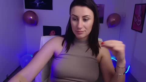 Snapshot of _emma_lay chatting on February 19, 4:11 pm Emma online show from February 19, 4:11 pm