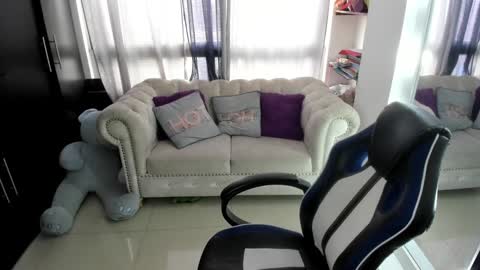 Emma online show from December 4, 8:18 pm