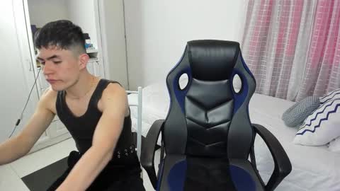 Snapshot of _jamesboy chatting on December 4, 8:39 pm James online show from December 4, 8:39 pm