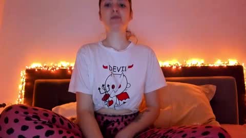 Snapshot of _just_a_simple_girl chatting on January 24, 11:59 am _just_a_simple_girl online show from January 24, 11:59 am