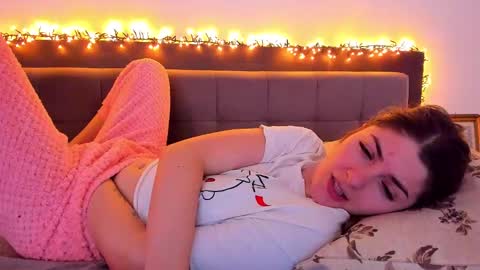 Snapshot of _just_a_simple_girl chatting on February 19, 2:23 pm _just_a_simple_girl online show from February 19, 2:23 pm