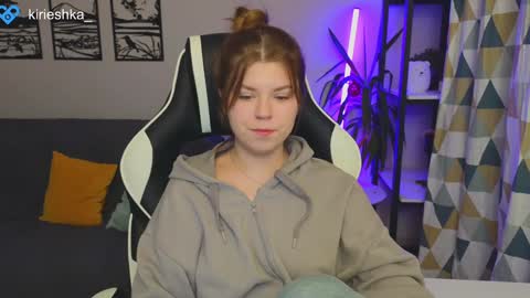 Snapshot of _kirieshka chatting on December 5, 4:34 pm Molly Emily online show from December 5, 4:34 pm