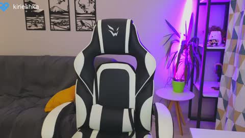 Snapshot of _kirieshka chatting on December 21, 2:15 pm Molly Emily online show from December 21, 2:15 pm