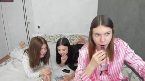 Snapshot of _kirieshka chatting on February 16, 2:32 pm Molly Emily online show from February 16, 2:32 pm