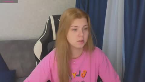 Snapshot of _kirieshka chatting on October 12, 1:21 pm Molly Emily online show from October 12, 1:21 pm