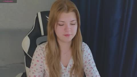 Snapshot of _kirieshka chatting on October 15, 4:34 am Molly Emily online show from October 15, 4:34 am