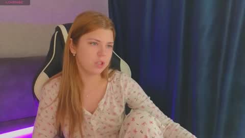 Snapshot of _kirieshka chatting on October 19, 9:32 am Molly Emily online show from October 19, 9:32 am