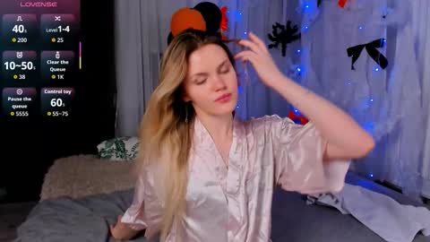 Snapshot of _kittymoore chatting on November 2, 9:17 pm Kitty - online show from November 2, 9:17 pm