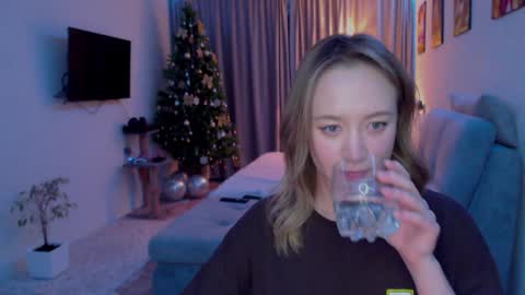 _lalune_ online show from December 3, 12:02 am