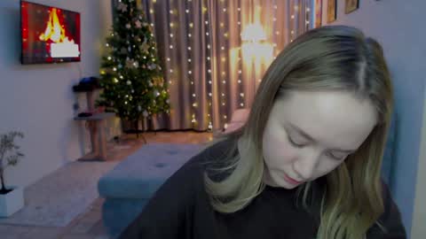 _lalune_ online show from December 13, 7:21 pm