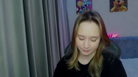 _lalune_ online show from February 12, 7:02 pm