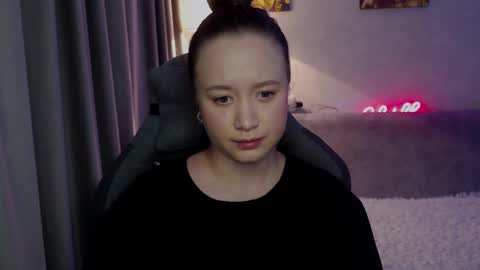 _lalune_ online show from October 10, 8:35 am