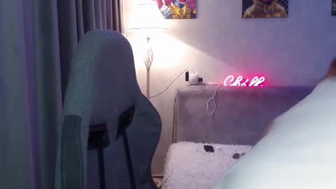 _lalune_ online show from November 18, 3:05 pm