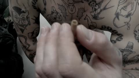 Snapshot of _layne chatting on December 14, 7:51 am Layne online show from December 14, 7:51 am