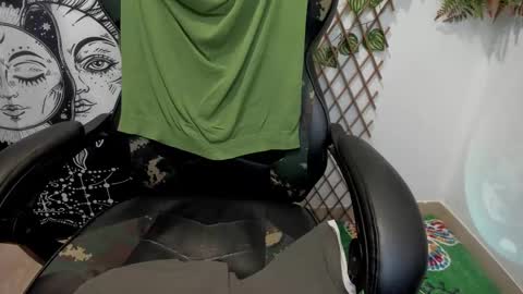 Snapshot of _layne chatting on February 21, 7:56 am Layne online show from February 21, 7:56 am