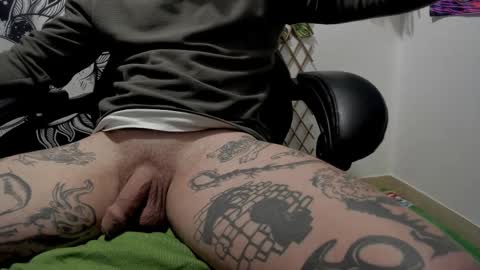 Snapshot of _layne chatting on February 21, 11:01 am Layne online show from February 21, 11:01 am