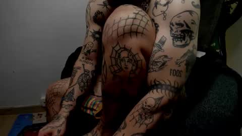 Snapshot of _layne chatting on October 11, 9:52 am Layne online show from October 11, 9:52 am