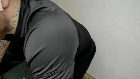 Snapshot of _layne chatting on November 12, 8:37 am Layne online show from November 12, 8:37 am