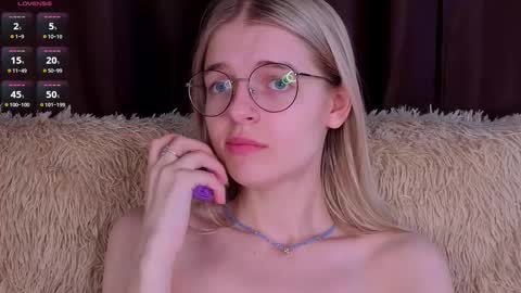 Monica online show from November 28, 7:49 pm