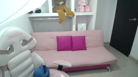 Snapshot of _miaaleon chatting on January 18, 2:44 pm Mia online show from January 18, 2:44 pm