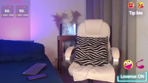 Naia Ross online show from November 8, 8:40 pm