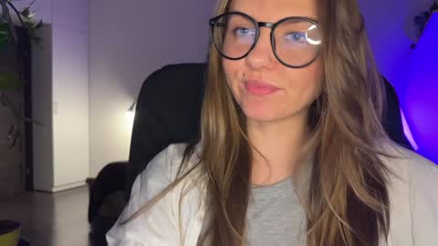  HADLY today day-off see u online 0112  online show from December 18, 5:21 pm