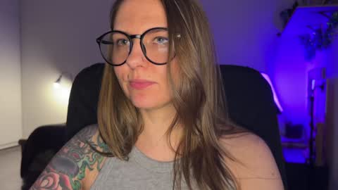  HADLY today day-off see u online 0112  online show from December 18, 8:25 pm