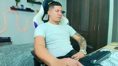 Snapshot of _robertobaggio chatting on February 12, 12:33 pm Roberto online show from February 12, 12:33 pm