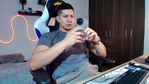 Snapshot of _robertobaggio chatting on February 18, 12:39 pm Roberto online show from February 18, 12:39 pm