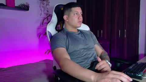 Snapshot of _robertobaggio chatting on October 14, 12:50 pm Roberto online show from October 14, 12:50 pm