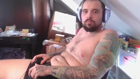 Snapshot of _smiley_bear27 chatting on October 15, 2:01 am _smiley_bear27 online show from October 15, 2:01 am