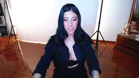 Snapshot of _the_dark_side_of_the_moon_ chatting on January 16, 1:58 am _the_dark_side_of_the_moon_ online show from January 16, 1:58 am