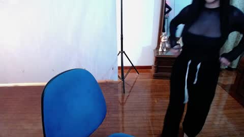 Snapshot of _the_dark_side_of_the_moon_ chatting on February 8, 5:18 am _the_dark_side_of_the_moon_ online show from February 8, 5:18 am