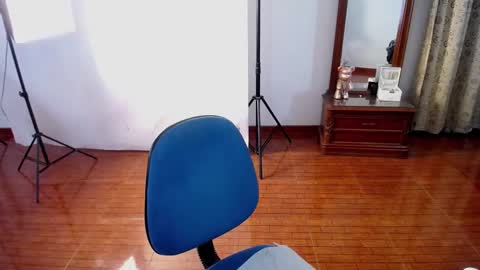 Snapshot of _the_dark_side_of_the_moon_ chatting on February 16, 9:27 pm _the_dark_side_of_the_moon_ online show from February 16, 9:27 pm