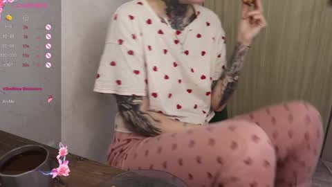 Snapshot of _viv1an_ chatting on March 4, 6:04 am Alis online show from March 4, 6:04 am