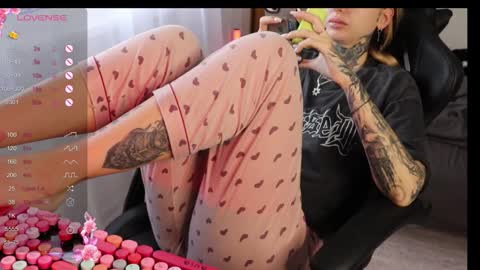 Snapshot of _viv1an_ chatting on October 13, 8:03 am Alis online show from October 13, 8:03 am